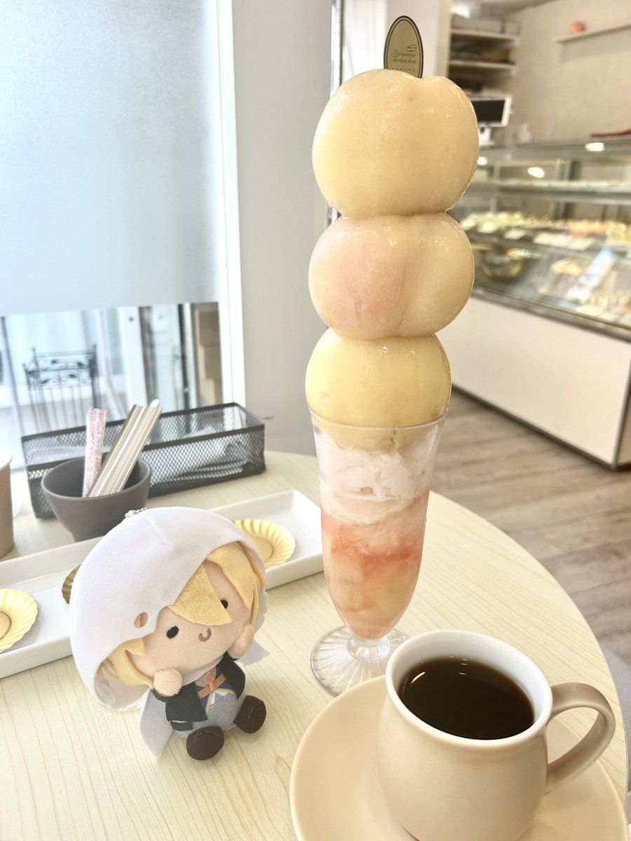 m_618_mmm's tweet photo. ずっと食べに行きたかった桃パフェ🍑お供はんまんばちゃん https://t.co/0TzEPyuQR9