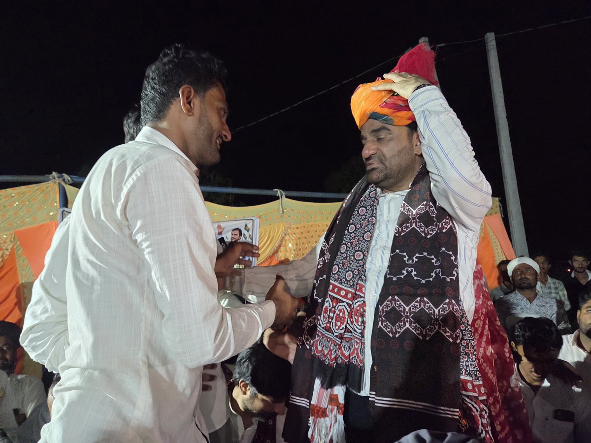 hanumanbeniwal's tweet photo. कल रात्रि में बाड़मेर जिले के इटादा में  स्थानीय लोगो से संवाद कर उनकी समस्याओं को सुना,आजादी के दशकों बाद भी सीमावर्ती क्षेत्र विकास में पिछड़े हुए हैं|
सरकारों को द्वेषता की भावना से काम करने के स्थान पर विकास कार्यों की तरफ ध्यान देना चाहिए | https://t.co/0dz38rAHTU