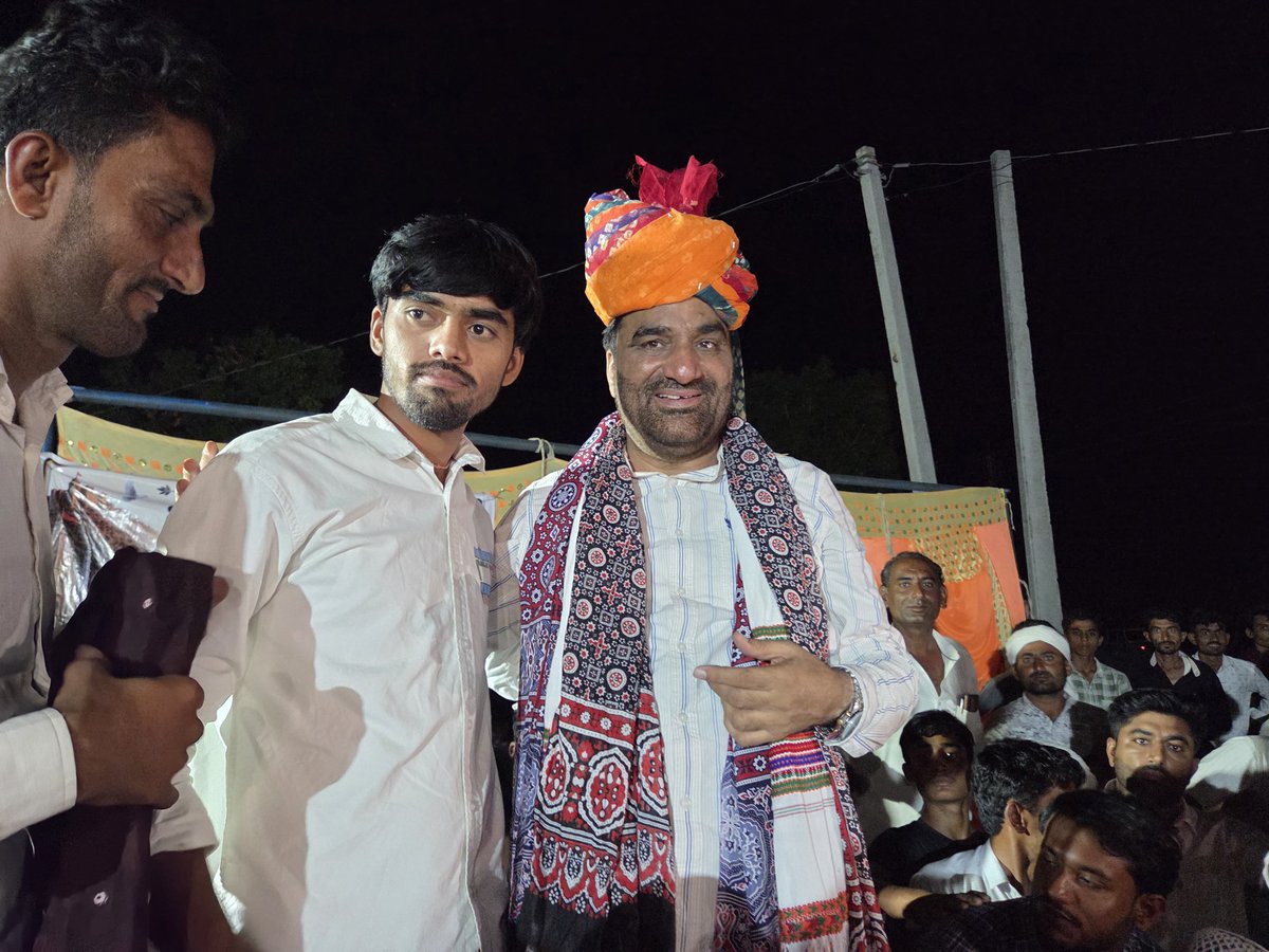 hanumanbeniwal's tweet photo. कल रात्रि में बाड़मेर जिले के इटादा में  स्थानीय लोगो से संवाद कर उनकी समस्याओं को सुना,आजादी के दशकों बाद भी सीमावर्ती क्षेत्र विकास में पिछड़े हुए हैं|
सरकारों को द्वेषता की भावना से काम करने के स्थान पर विकास कार्यों की तरफ ध्यान देना चाहिए | https://t.co/0dz38rAHTU