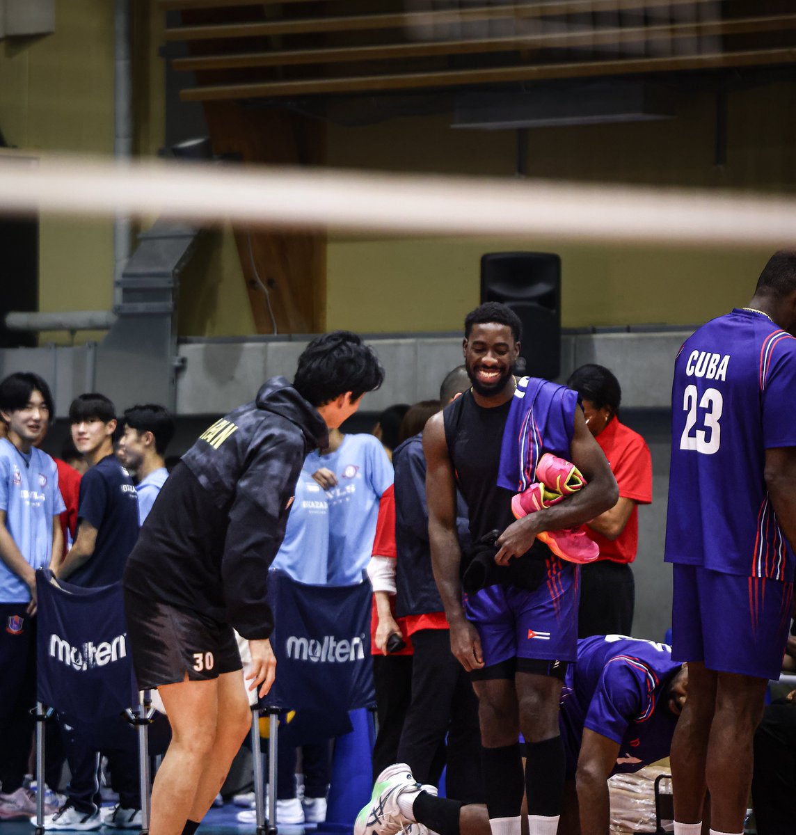 motsusaaan's tweet photo. 【ミキ速報】
西川君待ちかねてたように走って行って握手してた
しっかりお辞儀もしてミキもニッコリ
#LopezCastroMiguelAngel
#西川馨太郎
#親善試合日本B対キューバ岩手オガールアリーナday1 https://t.co/LcFgrHnABv