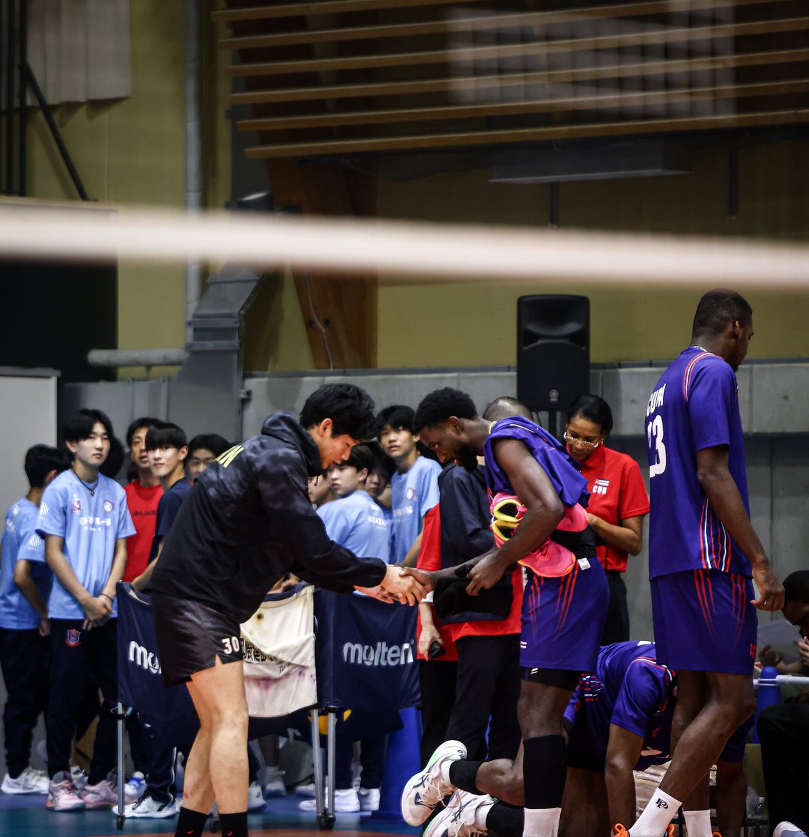 motsusaaan's tweet photo. 【ミキ速報】
西川君待ちかねてたように走って行って握手してた
しっかりお辞儀もしてミキもニッコリ
#LopezCastroMiguelAngel
#西川馨太郎
#親善試合日本B対キューバ岩手オガールアリーナday1 https://t.co/LcFgrHnABv
