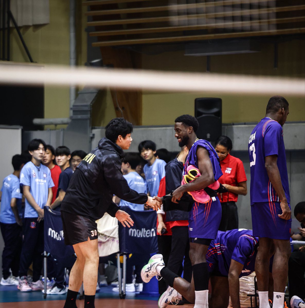 motsusaaan's tweet photo. 【ミキ速報】
西川君待ちかねてたように走って行って握手してた
しっかりお辞儀もしてミキもニッコリ
#LopezCastroMiguelAngel
#西川馨太郎
#親善試合日本B対キューバ岩手オガールアリーナday1 https://t.co/LcFgrHnABv