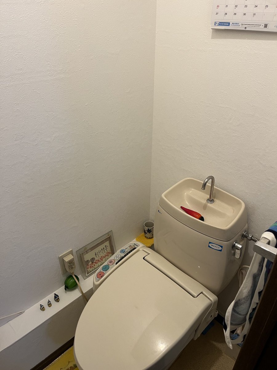 APShomes2841's tweet photo. トイレクロス張替工事
クロスがかびてしまっていて今回はトイレを外さないでのクロスの張替工事をしました
カビてしまってお掃除が大変だったところが解消され気持ちよくトイレをつかってもらえるようになりました
＃静岡市　＃リフォーム https://t.co/TTQx0VrgVB