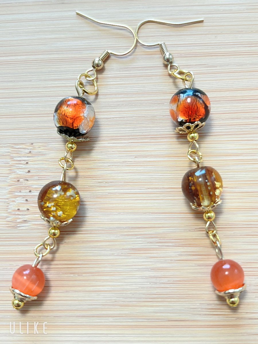 Worksho63876102's tweet photo. 【きまぐれ3連ピアスオレンジ🍊】

3連シリーズ𓂃🍀𓈒𓏸

こちらは、オレンジホタルガラス玉、ゴールドホタルガラス玉を使用。一番下はオレンジキャッツアイを使用。

お値段【￥1100】送料別となります。
☘イヤリング変更可能です。 https://t.co/dr6sTR8Kc7