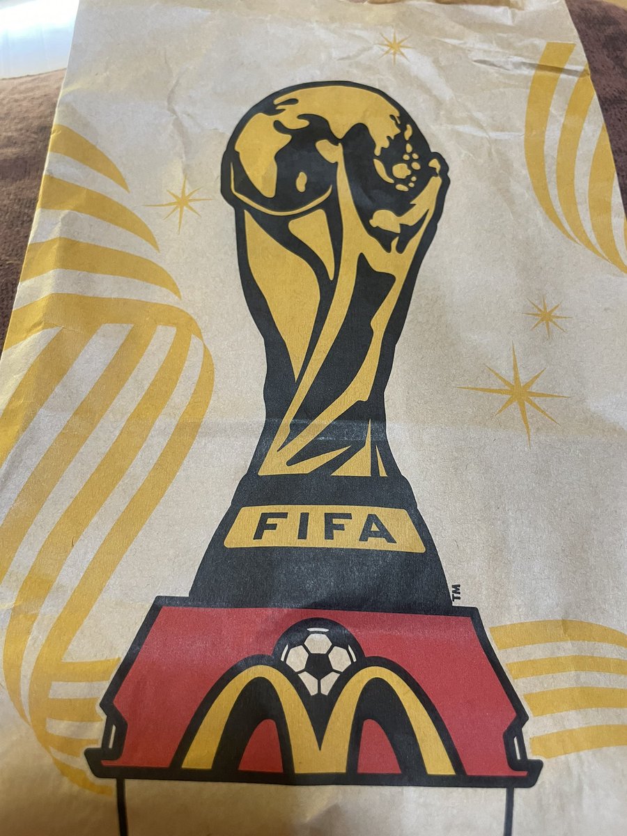 1m2m3cm's tweet photo. マックの紙袋もオシャレ😊サッカー負けてしまったけど、まだまだ応援して、次のワールドカップにめざして行くよ😁👍 https://t.co/TkEc1KsV6J