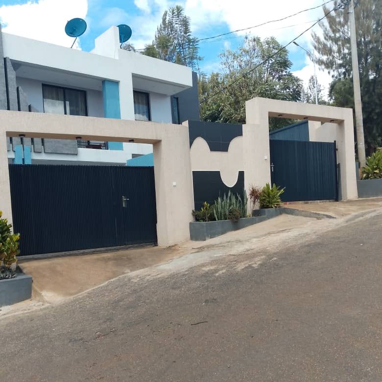 HouseInRwanda's tweet photo. 🏠Kigali Fully furnished Cozy 2-Bedroom Apartment for Rent in Rebero🆕

💰Price: 1,200,000 Rwf /month
🛏️Bedrooms:2
🛀Bathrooms:2
✅Furnished: Yes
🅿️Parking
For more details 👇
https://t.co/zOBP5fsQFy

Contact name:👨‍💼House in Rwanda

#kigali #apartment #rent #houseinrwanda https://t.co/PL2X21IFdv