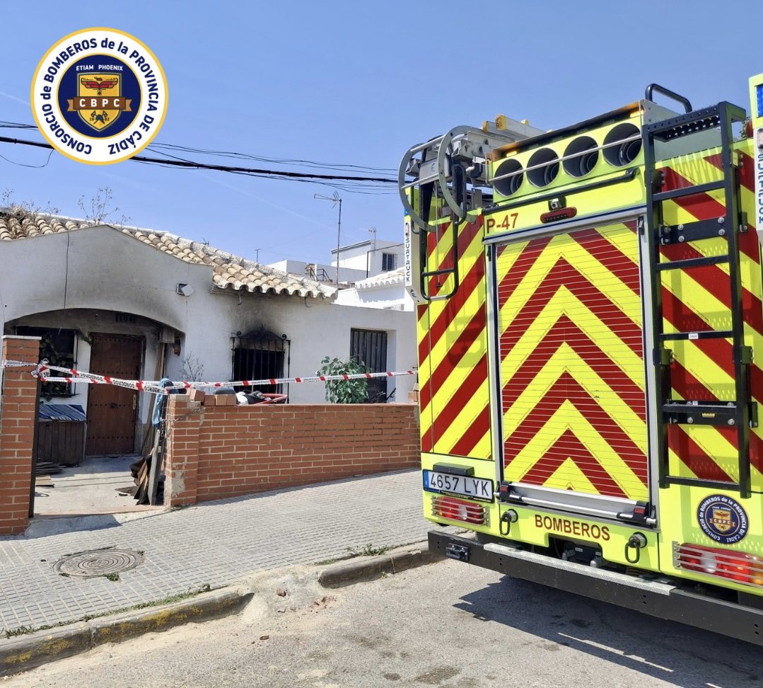 BomberosCbpc's tweet photo. 🗓️2/7/26⏰14h
Salida del parque #Villamartín por incendio de vivienda en Avda. Feria
Arde 1 habitación y en la casa hay 2 personas, en un patio, sin poder salir
Extinguimos, ventilamos y las extraemos Son atendidas por #ServiciosSanitarios, aparentemente sin daños
👩🚒4🚒1
#CBPC https://t.co/ybmeWzzodb