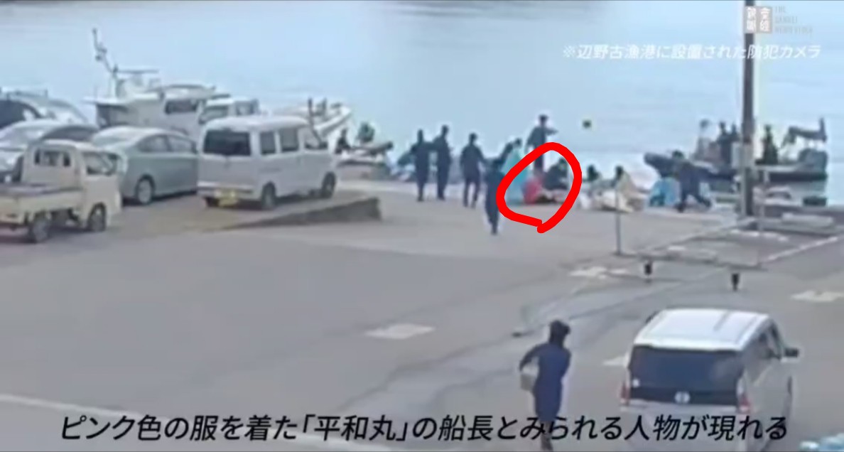 sxzBST's tweet photo. 【辺野古転覆事故時、漁港の防犯カメラに映し出された衝撃の時系列】

転覆事故が発生し、港が慌ただしくなる
↓
15分後、平和丸船長・諸喜田タケルが登場、座り込む
↓
更に20分後、後発組の引率の男性教師が来て遠巻きに生徒を見てる
↓
更に20分後、知華さんが救急車に搬送される
↓ 
この後ようやく先発組の引率の女性教師が登場

なお平和丸船長、男性教師、女性教師が生徒の点呼を取ったり安否確認する様子はなかった。これもうダメな大人たちが起こした人災だろ…