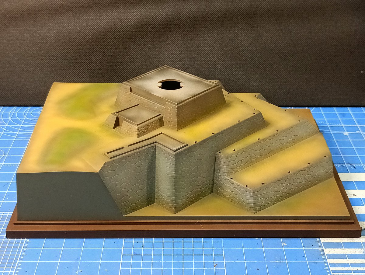 Joban_Juko's tweet photo. #童友社 JOYJOYコレクション 1/500 「松江城」  製作中。 

ベース部の製作。
エアブラシによる基本塗装が完了。

天守台は茶系、その他の石垣はグレー系としました。
ここからエナメル塗料などを使って表情をつけていきます。

#プラモデル
#城郭 https://t.co/6iCmRwatFZ