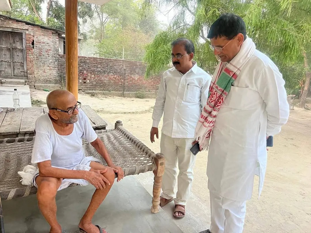 mukeshdeshka's tweet photo. यूँ ही कोई "अंबेडकरनगर का लाल" नहीं बन जाता♥️

जब कोई नेता सालों सालों जनता का रखता हैं ख्याल,
तब जाकर कोई बनता है अंबेडकरनगर का लाल।

वृद्धि व्यक्ति के चारपाई के सामने खड़ा ये सांसद पूरा चलता फिरता संस्था है।

तीन बार के कैबिनेट मंत्री।
सात बार के विधायक।
वर्तमान में अंबेडकरनगर से सपा सांसद..
सामाजिक न्याय की बुलंद आवाज।
छात्रों, युवाओं और बेरोजगारों के मुद्दों को संसद से लेकर सड़क तक मजबूती से उठाने वाले जननेता ��ाननीय श्री Lalji Verma जी।

लेकिन इन सब परिचयों से भी बड़ा परिचय है उनकी सादगी।

न कोई दिखावा, न पद का अहंकार।

कभी किसी चाय की दुकान पर आम लोगों के साथ बैठकर चाय पीते मिल जाएंगे,

तो कभी किसी बुजुर्ग की चारपाई पर बैठकर उनका हालचाल पूछते।

कई बार बिना किसी काफिले और शोर-शराबे के अकेले ही किसी कार्यकर्ता या जरूरतमंद के घर पहुंच जाते हैं।

यही वजह है कि लोग उन्हें सिर्फ सांसद नहीं, बल्कि अपना पारिवारिक आदमी मानते हैं।

राजनीति में पद से बड़ा यदि कुछ होता है, तो वह जनता का विश्वास होता है।

और वह विश्वास वर्षों की सादगी, संघर्ष और 
जनसेवा से कमाया जाता है।

लालजी वर्मा जी उन विरले नेताओं में हैं, जिनके लिए जनता सिर्फ वोट नहीं, बल्कि परिवार है।
@LaljiVermaSP