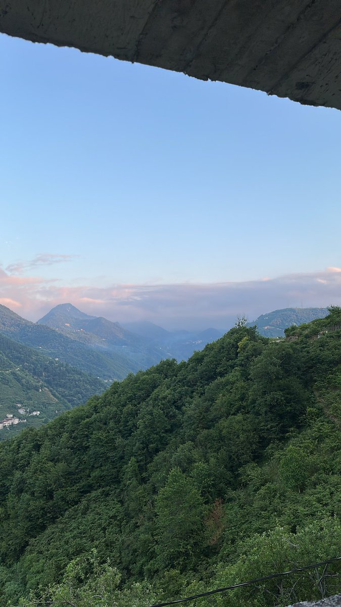 hdingilizce's tweet photo. Geçen hafta, ülkemizin ve dünyanın farklı köşelerindeki öğrencilerimize İstanbul’dan bağlanıyordum. Bu hafta ise Trabzon’da önümde şöyle ferah bir manzara var. Ders araları daha havadar diyebilirim. Önümüzdeki hafta ise bambaşka bir coğrafyada olacağız. Dünya küçük ve dönüyor. Bu arada ders aralarında biraz köy işi yaptık, tokmak tutmak klavye tutmak gibi değil. #nofilter