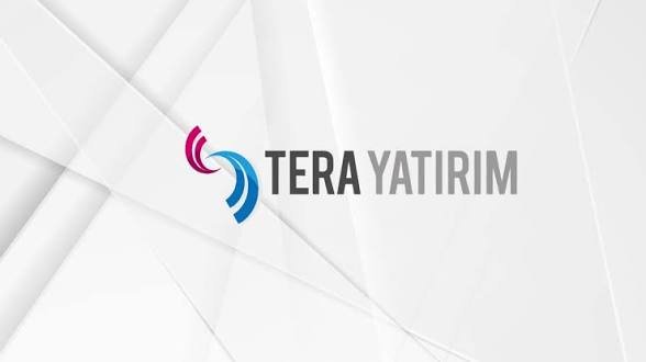 parazitborsa's tweet photo. #EmreTezmen 
Kimdir?
Tera Grubu'nun kurucusu ve Yönetim Kurulu Başkanı. 53 yaşında (2026). Self-made bir finans girişimcisi. Forbes 2026 milyarderler listesinde 1.3 milyar USD ile yer aldı (piyasa hareketleriyle serveti dalgalı, ~900M$ bandına indiği dönemler oldu). Baba oğlu Oğuz Tezmen ile birlikte Tera üzerinden güçlü bir ekosistem kurdu.
Eğitim
1995: Université Libre de Bruxelles (ULB) Ekonomi Bölümü – Yüksek Akademik Başarı
1997: Vrije Universiteit Brussel (VUB) MBA – Üstün Başarı
CFA Charterholder (uluslararası finansal analist unvanı) + CFA Enstitüsü asli üyesi.
Kariyer Yolculuğu (Özet)
1995'ten beri finans sektöründe. Araştırma, kurumsal satış ve yönetimde yükseldi, E-seans online trading platformunu yönetti.
2005’te Tera Yatırım Menkul Değerler’i kurdu. Başlangıçta evini + arabasını satarak finanse etti, sonra tüm birikimleriyle Stok Menkul’ü aldı.
Grup olarak büyüttüğü/ kurduğu önemli şirketler:
2015: Tera Finans Faktoring (Arena Faktoring)
2020: Tera Portföy Yönetimi
2023: Tera Yatırım Bankası + TRA Bilişim (teknoloji)
Şu anda birçok şirkette Yönetim Kurulu Başkanı:
Tera Yatırım Menkul, Tera Portföy, Tera Yatırım Bankası, Tera Yatırım Teknoloji Holding, Tera Finansal Yatırımlar Holding, Tera Yatırım Holding, Peker GYO, Barikat Grubu (siber güvenlik – 2024 Eylül’den beri).
Stratejik Vizyonu (Kendi Sözleriyle – 29 Haziran 2026)
Tera Grubu 3 ana stratejik sektörde kalıcı olarak faaliyet gösteriyor:
Finans • Teknoloji • Tarım/Gıda
Ayrıca gayrimenkulde GYO çatısı altında uzun vadeli değer üretimi yapıyor.
Topkapı Üniversitesi’ni bünyeye kattı (eğitimde çarpan etkisi yaratıyor).
Holding yapısını 3 alt holding olarak yeniden organize etti (finans, teknoloji, tarım/gıda).
Önemli mesajı:
“Kısa vadeli kar alıp satmak mantığıyla hareket etmiyoruz. Stratejik alanlarda kalıcı değer üretmek için varız. Grup finansal yatırım yapacaksa bunu farklı yapılar üzerinden yapacak (GSYF, GSYO vb.).”
Ayrıca savunma sanayiinde de “kalıcı aktör” olacaklarını açıkladı.
Önemli Güncel Hamleler (2025-2026)
Pera Yatırım Holding (PEHOL): 2025 başında en büyük ortak oldu. Tera Portföy fonları + Tera Yatırım üzerinden hisse topladı. Şirketi sadece gayrimenkul olarak değil, “stratejik ve gelecek odaklı büyüme” için konumlandırıyor.
Mart 2026: Tera Yatırım Menkul’de 50 milyar TL tahsisli sermaye artırımı başvurusu (kendi üzerine, rüçhan hakkı kısıtlanarak). Şirketin bilançosunu güçlendirmek ve grup yatırımlarına ivme kazandırmak için büyük hamle.
DEİK Dijital Teknolojiler İş Konseyi’nde Yönetim Kurulu Üyesi + Girişim Sermayesi Komite Başkanı.
Merkezi Kayıt Kuruluşu A.Ş. Yönetim Kurulu Üyesi.
Sampo Rosenlew (Finlandiya, 150 yıllık tarım makinesi şirketi) satın alımıyla tarım sektörüne uluslararası adım attı.
Borsa / Yatırımcı Açısından Özet Değerlendirme
Tera Grubu’nun halka açık şirketleri (TERA, TEHOL, PEHOL/Pera, PEKGY/Peker GYO) üzerinden piyasada etkili bir oyuncu haline geldi.
Son dönemde Pera Yatırım Holding hareketleri dikkat çekti. Emre Tezmen uzun vadeli, vizyoner ve “kalıcı değer” odaklı konuşuyor. Bu tarzı bazı yatırımcılar için cazip kılıyor ama sermaye artırımları, fon hareketleri ve halka arz planları her zaman yakından takip edilmeli.
Güçlü Yönleri:
Uluslararası eğitim + CFA + yerel piyasa hakimiyeti
Self-made başarı hikayesi (ev + araba satarak başlayan yolculuk)
Finans + Teknoloji + Tarım entegrasyonu vizyonu
Aile disipliniyle kurumsal yapıya taşıma çabası
