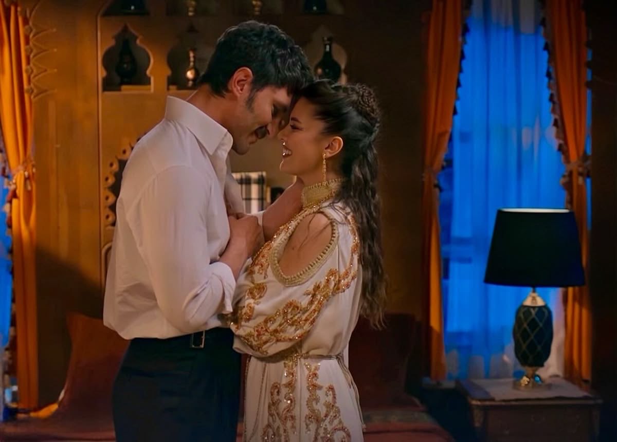 ilceykay's tweet photo. Ma lui che vuole la sua impronta?  Ma quanto posso amare quest’uomo!? 
Bellissimi 🥰

#HalefKöklerinÇağrısı 
#halef https://t.co/XwGx1rSyX8