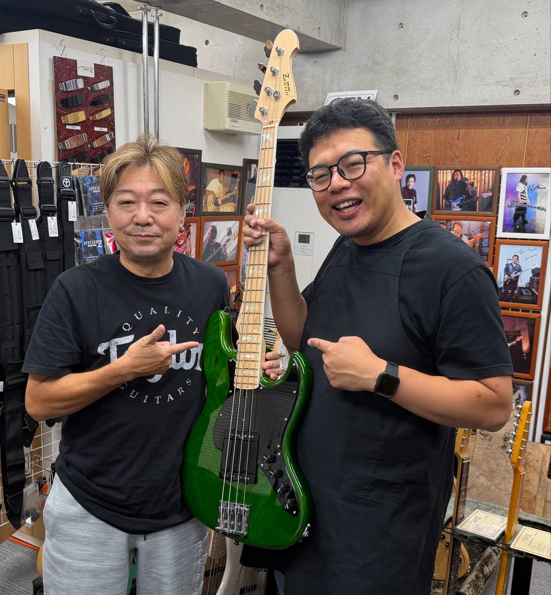 ATELIERZ1988's tweet photo. オメガドライブ 大島孝夫さんご来店！
愛用のM#245をメンテナンスさせていただきました。
先日のスタレビとのジョイントライブで柿沼さんのM#245とのツーショット写真をいただきました。
ありがとうございました！

Aki Motohashi

#オメガドライブ
#ATELIERZ https://t.co/aTT6txjhla