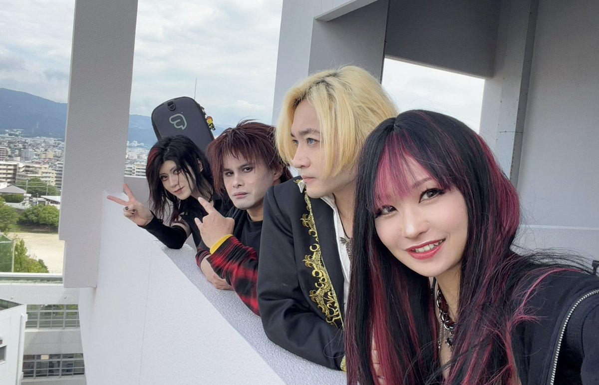 maoudamashiREAL's tweet photo. 純真高校文化祭〜純真祭〜
無事終了！🎸🔥

生徒の皆さん、保護者の皆様、先生方に最初から最後までとんでもない熱気で盛り上げていただき、終始激熱なステージでした！！

本当に楽しすぎたので来年もぜひ呼んでください！🙌❤️

ありがとうございました😊

#魔王魂 #魔王魂REAL https://t.co/VQ5HbEsR9g