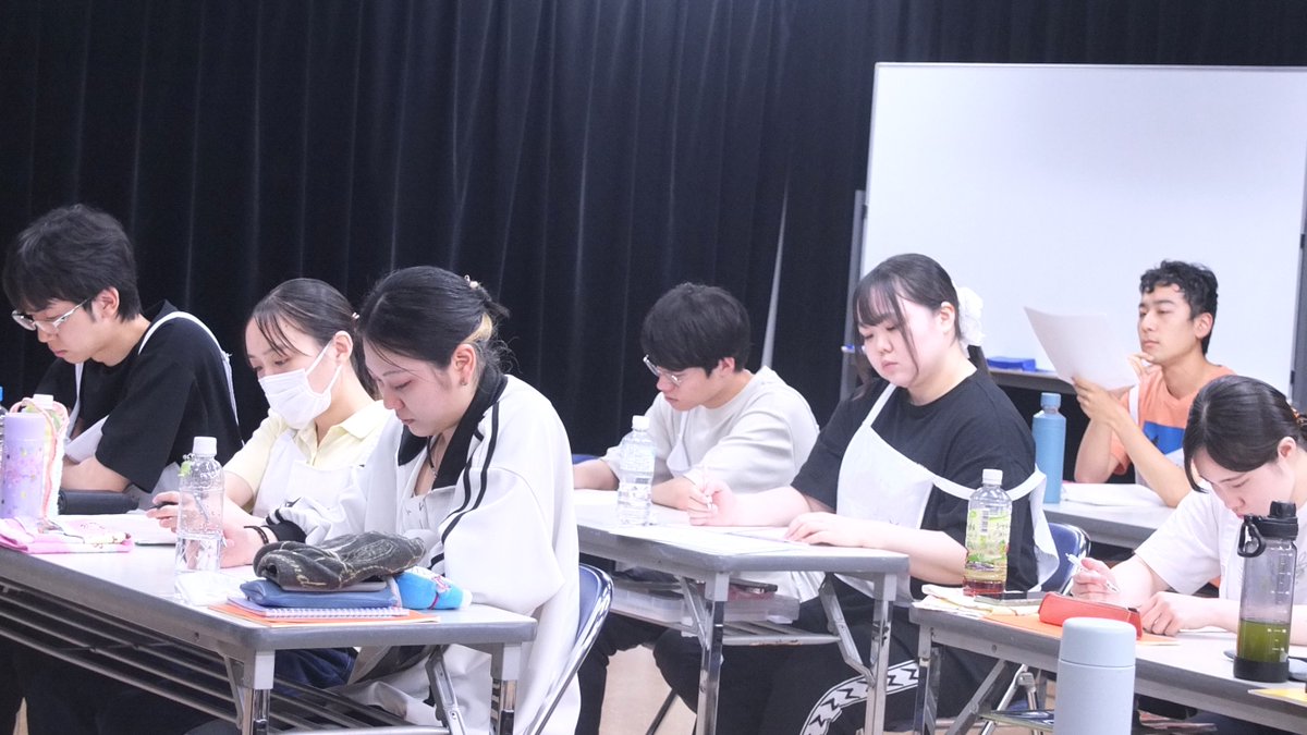 sigma7_school's tweet photo. 【スタッフ日誌📒】専科
本日は➡️長谷講師による語り・朗読

今回は時代物👘
話し方や感じ方、価値観も違う…

朗読をするためには
たくさんの知識が必要なんですね📚

👨‍🏫Today's Advice👩‍🏫
「綺麗な声を出そうとしないで。
あなたのままの声が一番魅力的よ」

#シグマ・セブン声優養成所 https://t.co/YEynZmQTI4