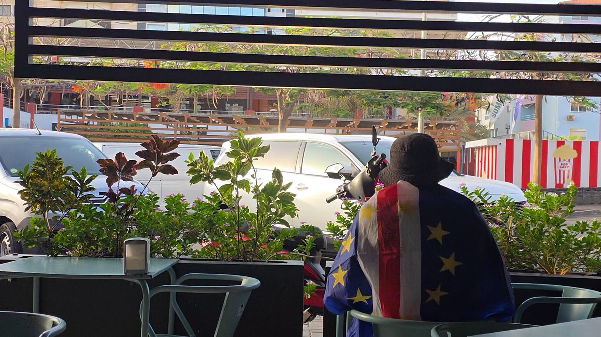 bozeoraphael's tweet photo. O jogo já começou aqui em Cabo Verde. São 7h05, no café da manhã em uma padaria o jogo contra a Argentina já está vivo. https://t.co/NPo3NXpBEj