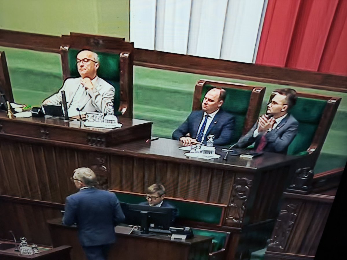 AdamKuzniewski's tweet photo. @adrian_witczak @JKowalski_posel Jprd 🤦
Jaka wazelina, premier łaskawie pojawił się w pracy, a poseł się cieszy i kleszcze jak dziecko w przedszkolu na widok budyniu 😁 https://t.co/xWiW6u0EvS
