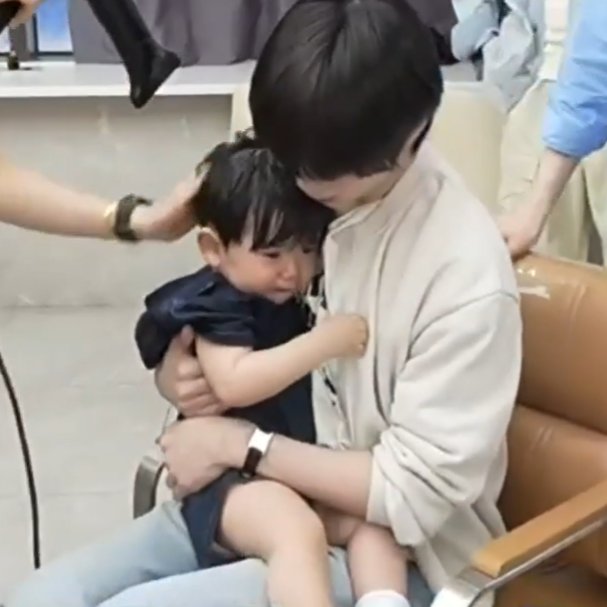 ghostingsoobin's tweet photo. some people don't realize how hard it is to look after a baby, especially when they're upset or sad but beomgyu always holds yoojun close to calm him down, even when he's tired or when yoojun is crying, he does everything he can to offer comfort, he really deserves some praise 🥹 https://t.co/X68lRUBVjx