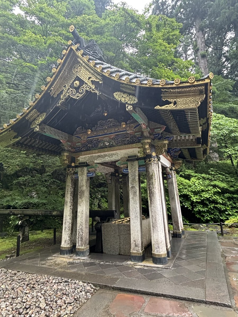 walkride2's tweet photo. 輪王寺の大猷院は家光公の廟所ですが、そこは22件の国宝や重文が建てられているなど凄くて、見る所がいっぱいでした。

中でも拝殿(金閣殿)はこれだけ金箔が貼ってある建物に一般の人が入れるのは日本唯一で、贅沢なひと時だと思いました。 https://t.co/QSDHyoemRm