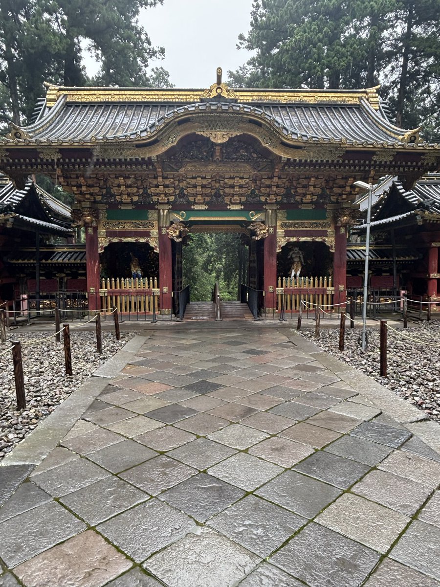 walkride2's tweet photo. 輪王寺の大猷院は家光公の廟所ですが、そこは22件の国宝や重文が建てられているなど凄くて、見る所がいっぱいでした。

中でも拝殿(金閣殿)はこれだけ金箔が貼ってある建物に一般の人が入れるのは日本唯一で、贅沢なひと時だと思いました。 https://t.co/QSDHyoemRm