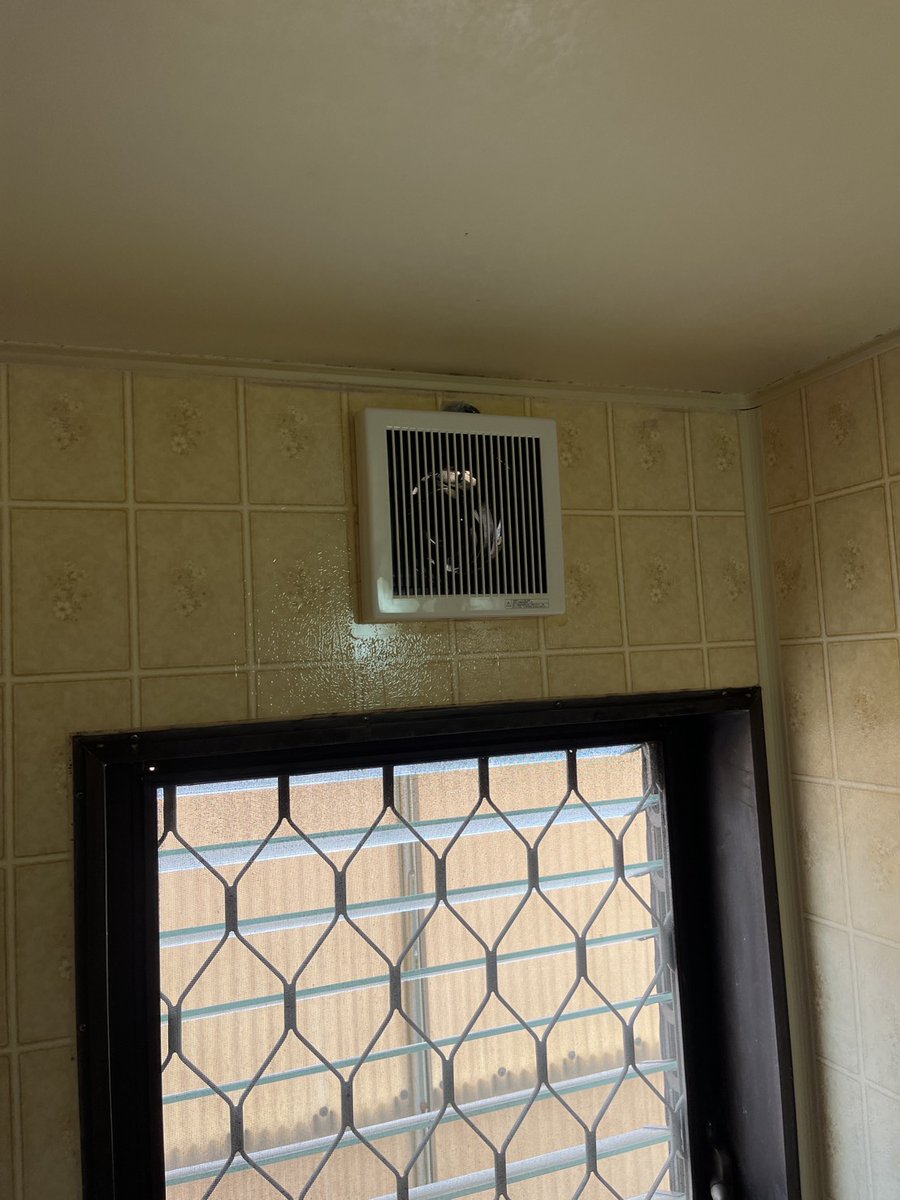 APShomes2841's tweet photo. 浴室換気扇取替工事
かなり古い換気扇がついていましたがメーカーに問い合わせをして現行品で適合するものをキチンと選定しました
細かい修繕から大きな工事までなんでもご相談ください
＃静岡市　＃リフォーム https://t.co/cAJbJkAZGI