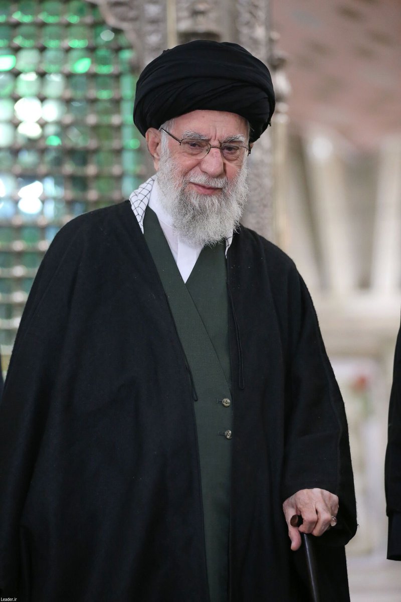 Zsatarmanesh's tweet photo. در روزگار آزمون‌های بزرگ، وحدت، بصیرت و ایستادگی، سرمایه‌ی ملت‌هاست. حمایت از رهبری را پاسداری از عزت، استقلال و اقتدار ایران می‌دانیم و با ایمان و استقامت، راه پیشرفت کشور را ادامه خواهیم داد.

#باید_برخاست
#قائد_امت https://t.co/ZziabMdQGM