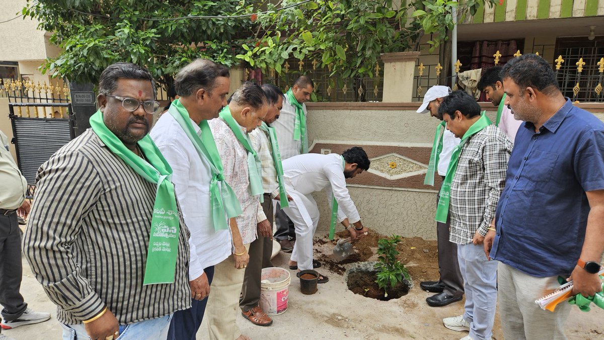 BaddamPrem's tweet photo. పచ్చని గడ్డిఅన్నారం లక్ష్యంగా ప్రతి ఒక్కరూ మొక్కలు నాటి సంరక్షించాలి – బద్దం ప్రేమ్ మహేశ్వర్ రెడ్డి..!!!

మల్కాజ్‌గిరి మున్సిపల్ కార్పొరేషన్ ఆధ్వర్యంలో గడ్డి అన్నారం డివిజన్ పరిధిలోని శారదానగర్ కాలనీ కమ్యూనిటీ హాల్‌లో వన మహోత్సవం కార్యక్రమాన్ని ఘనంగా నిర్వహించారు. https://t.co/glZExBgaJm