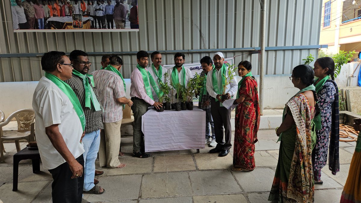 BaddamPrem's tweet photo. పచ్చని గడ్డిఅన్నారం లక్ష్యంగా ప్రతి ఒక్కరూ మొక్కలు నాటి సంరక్షించాలి – బద్దం ప్రేమ్ మహేశ్వర్ రెడ్డి..!!!

మల్కాజ్‌గిరి మున్సిపల్ కార్పొరేషన్ ఆధ్వర్యంలో గడ్డి అన్నారం డివిజన్ పరిధిలోని శారదానగర్ కాలనీ కమ్యూనిటీ హాల్‌లో వన మహోత్సవం కార్యక్రమాన్ని ఘనంగా నిర్వహించారు. https://t.co/glZExBgaJm