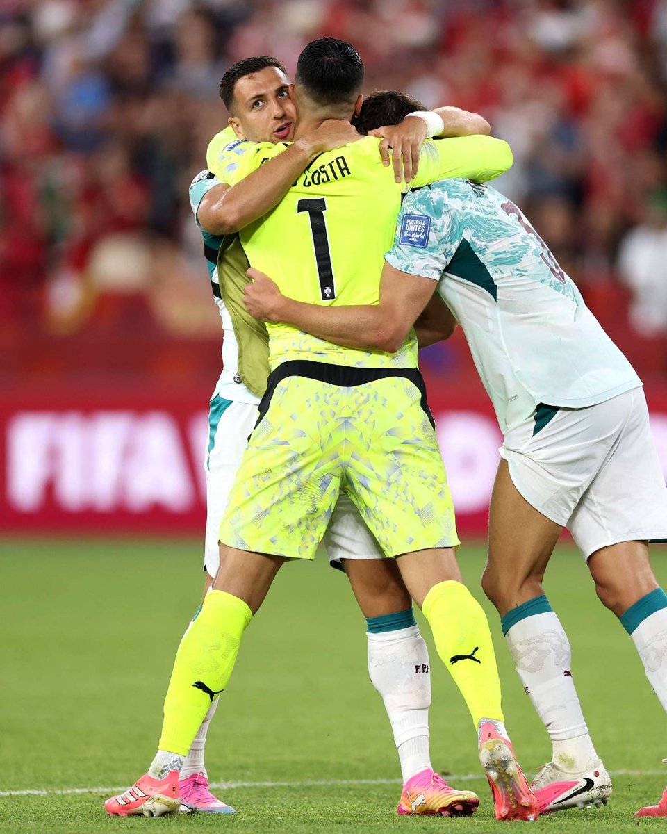 ManUtd's tweet photo. Victory for Portugal last night = a very happy @B_Fernandes8 and @DalotDiogo! 🇵🇹❤️‍🔥

🏆 #FIFAWorldCup https://t.co/UwOTrasKed