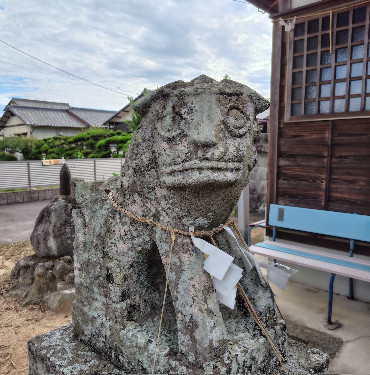 agetaTe_mameTen's tweet photo. 道祖神社の狛犬

ちょっと信じられぬフェイスをしている
＃香川県の狛犬 ＃道祖神社 
＃東山崎町 ＃狛犬 https://t.co/5qZGbfyGoA