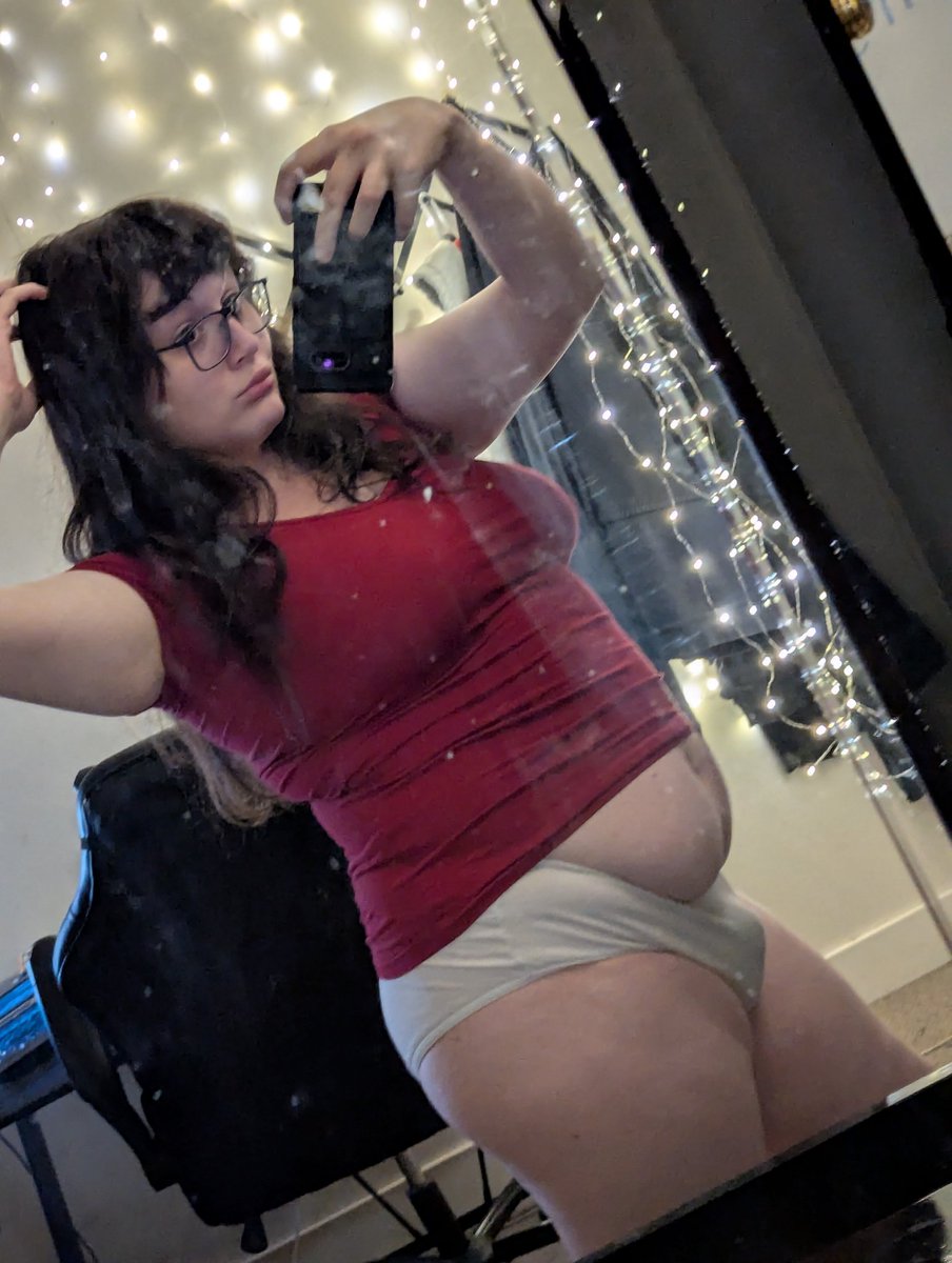 VyperKitty's tweet photo. This shirt fit last year... https://t.co/YnCgKTSJ18