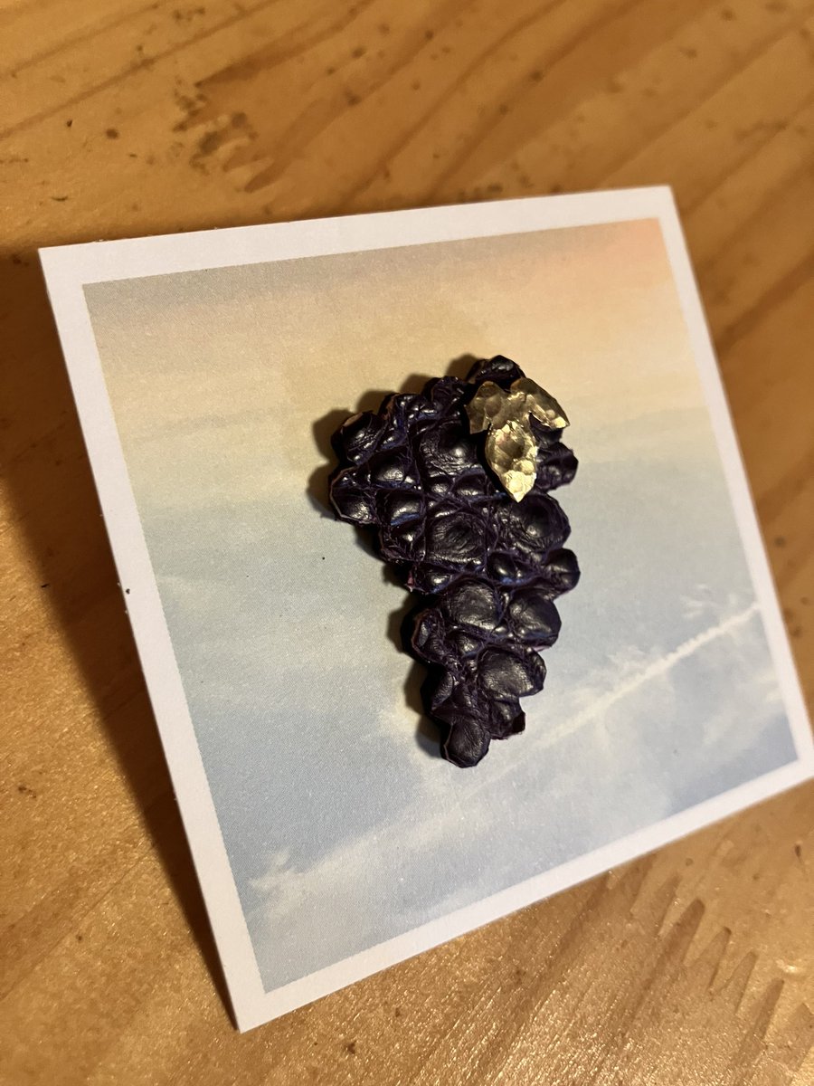 ALPHAMADEbag's tweet photo. 仕上げに紫のワニ革と合わせて🍇のピンズになるのです🙌

こちらはワインの会の会員証としてオーダーいただいた品になります☺️✨ https://t.co/EyoXdZMzI2
