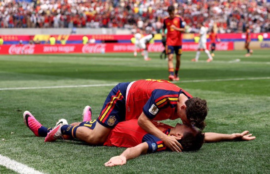 Lavqi_'s tweet photo. بطل المونديال 💕 La Roja https://t.co/6NVrBt02Uj
