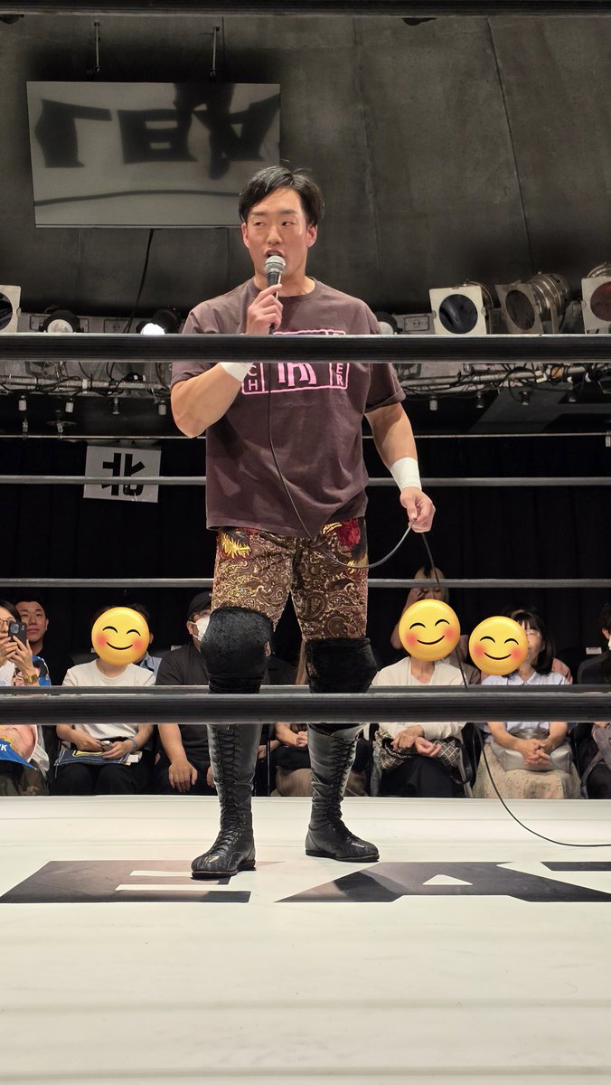 sanaes37's tweet photo. 初めての会場。
ベースメントモンスター王子。
秘密クラブみたいないい会場。
いきなりT-Hawk選手登場。
さて…当日発表の対戦相手は…
#THawk 選手
#GLEAT https://t.co/ugLhZ1RG4a