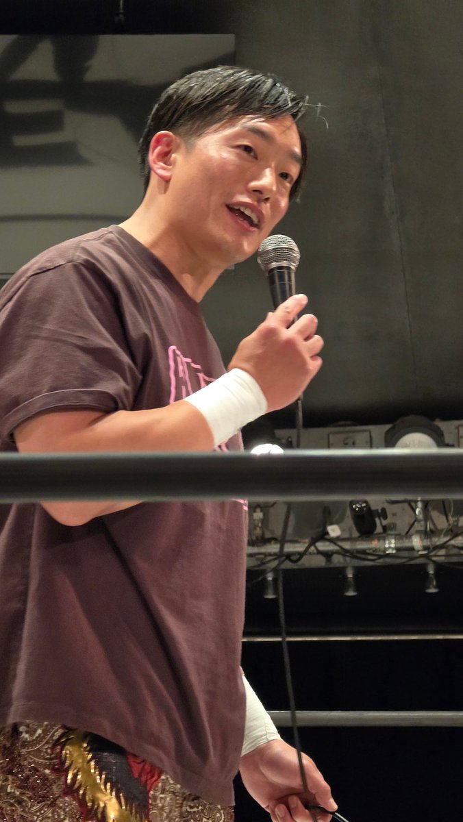 sanaes37's tweet photo. 初めての会場。
ベースメントモンスター王子。
秘密クラブみたいないい会場。
いきなりT-Hawk選手登場。
さて…当日発表の対戦相手は…
#THawk 選手
#GLEAT https://t.co/ugLhZ1RG4a