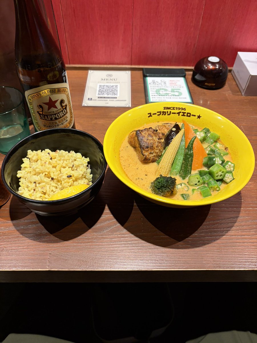 ororon1099's tweet photo. 札幌スープカレーイエローさんの　角切り炙りチャーシューとオクラのカリー
久しぶりに来たら移転したのか新しくなっとった
チャーシューが柔らかくて沖縄料理のラフテーみたい美味しいだけど自分には重すぎた
オクラとかの野菜だけのカレー無いのかな
#カレー #スープカレー #イエロー https://t.co/XKYV8X3TQV
