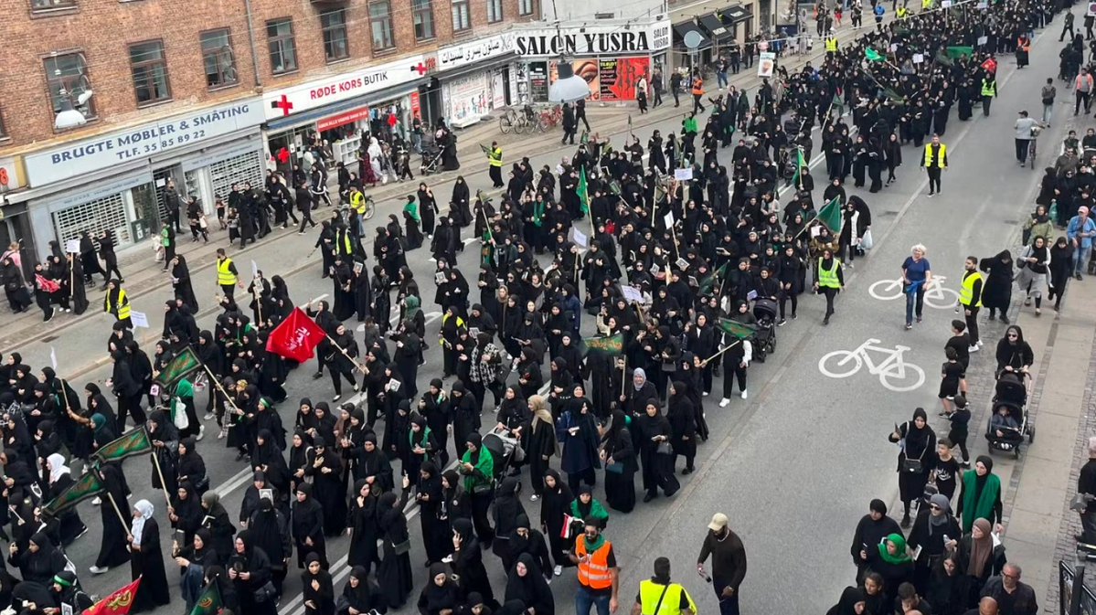 N_Granell's tweet photo. Hvorfor blev loven om tildækningsforbudet, ikke håndhævet, under Ashura-demonstrationen?

Lighed for loven er en af grundpillerne i  vores demokrati, og alligevel er det som om, at muslimerne i Danmark er særlig beskyttet.

Loven om tildækningsforbud (§ 134 c i straffeloven)

Loven forbyder på offentligt sted at bære beklædningsgenstande, der skjuler ansigtet, medmindre der foreligger et anerkendelsesværdigt formål. 

EN magt demonstration er IKKE anerkendelsesværdigt dansk kristen formål. 

Siden loven trådte i kraft i 2018 har der været relativt få bøder (f.eks. kun omkring et dusin i de første måneder/år), hvilket viser selektiv håndhævelse.

Politiet vasker ikke kun sager, næ de ser igennem fingrene med at islam, gradvist overtager vores kultur og land bid for bid.

#dkpol #Sharia