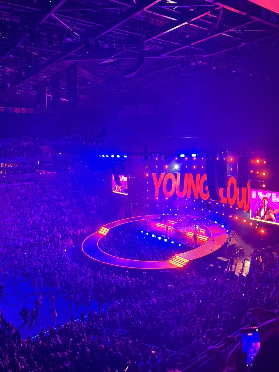 underscore_bea's tweet photo. i had such a fucking blast seeing 5sos for the first time ever. i screamed, i laughed, and i nearly cried. i’ll never forget this night. thank you 5sos!!❤️ #SeattleIsAStar #EASSeattle https://t.co/wbBDYBSxUF