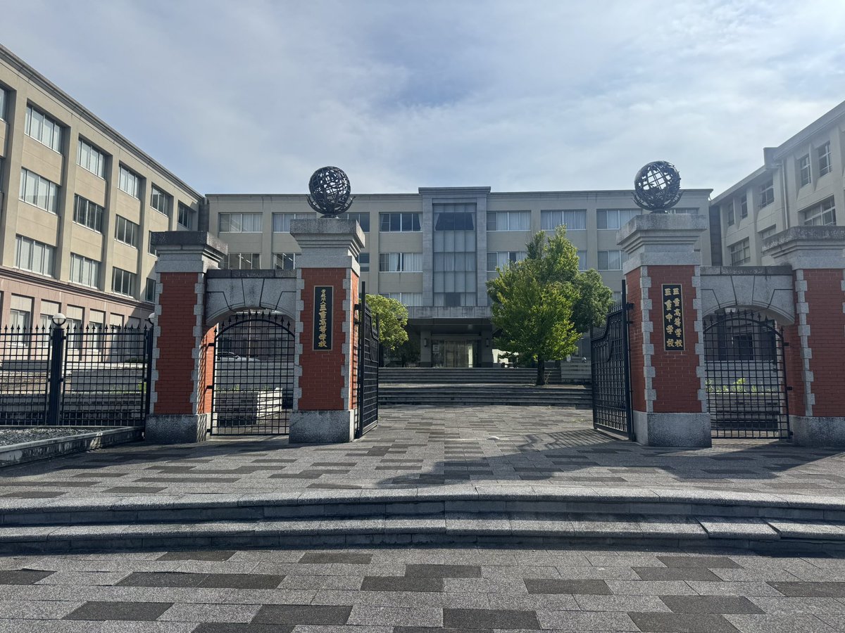 Shrinkin's tweet photo. 今日は一升びんと三重高校に行ってきました！見学できて、とても楽しかったです😊 https://t.co/yxheToJyAw