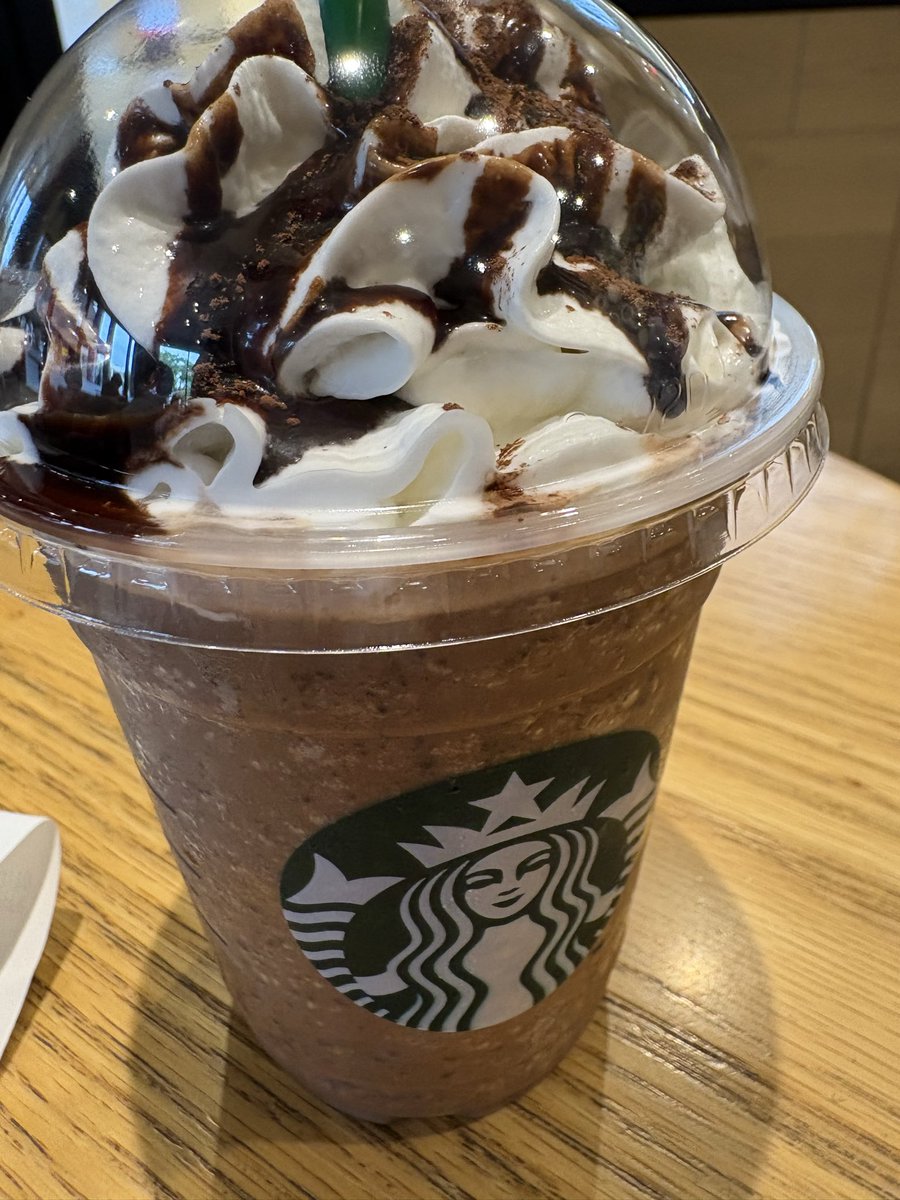 coponap_q's tweet photo. 1人寂しくダークモカチップのチョコソースとホイップ追加… https://t.co/LncXwjKZqz
