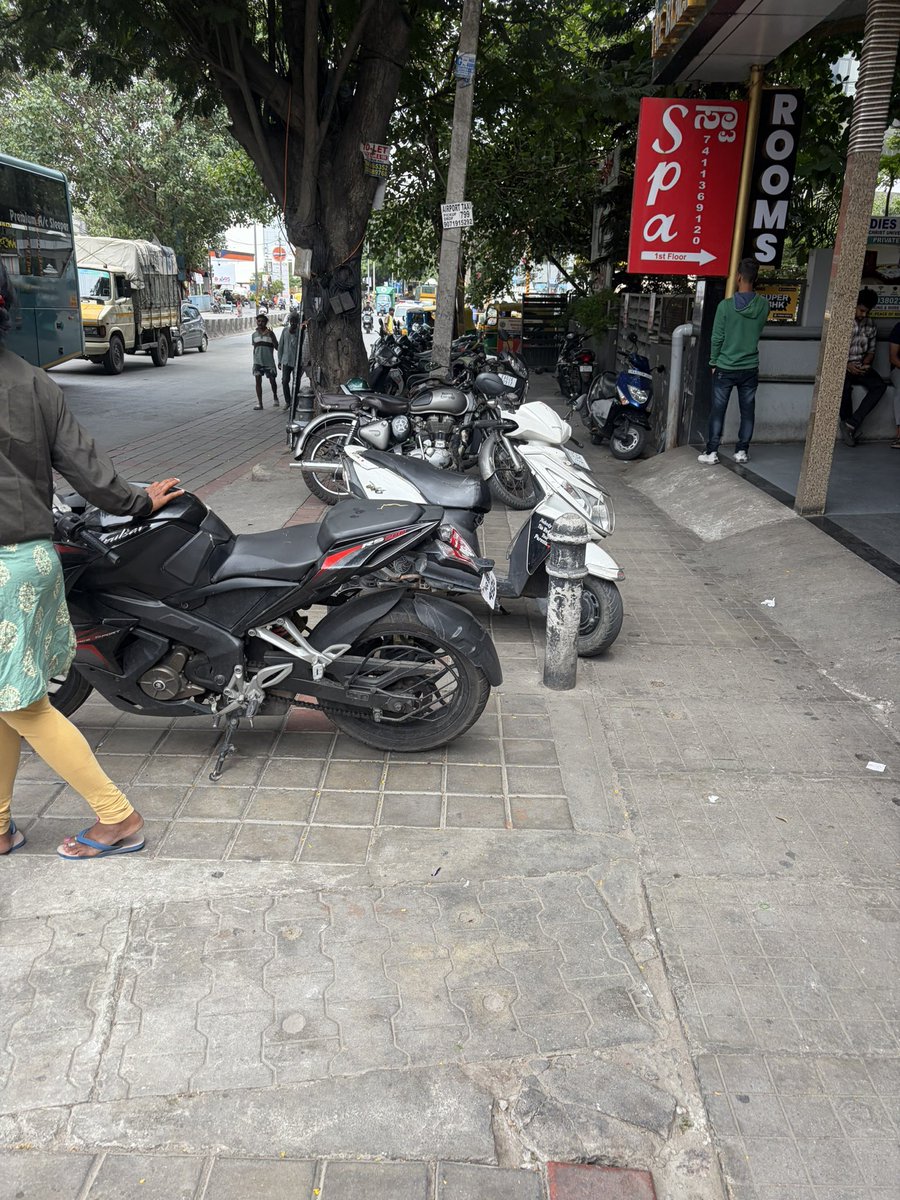 pavankumar_ds's tweet photo. @bbmpcommr @blrcitytraffic sir this is at forum /nexus mall opposite Koramangala towards Christ college most of the times bikes will be parked in footpath and causing  pedestrians the inconvenience to use foothpath can this be checked and verified https://t.co/XPThxF3zEr