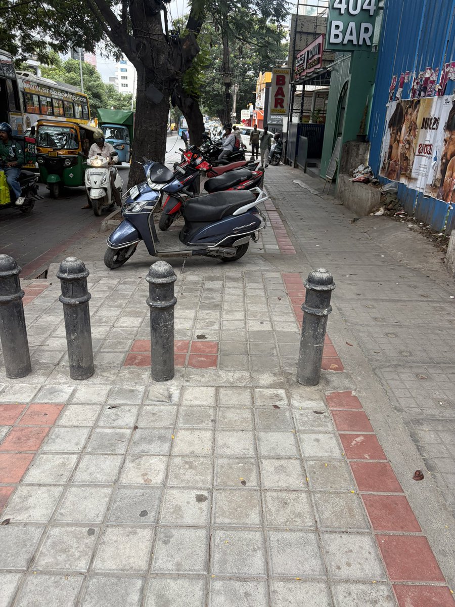 pavankumar_ds's tweet photo. @bbmpcommr @blrcitytraffic sir this is at forum /nexus mall opposite Koramangala towards Christ college most of the times bikes will be parked in footpath and causing  pedestrians the inconvenience to use foothpath can this be checked and verified https://t.co/XPThxF3zEr