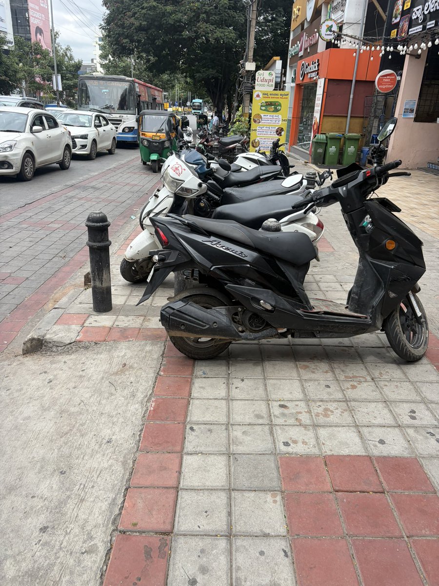 pavankumar_ds's tweet photo. @bbmpcommr @blrcitytraffic sir this is at forum /nexus mall opposite Koramangala towards Christ college most of the times bikes will be parked in footpath and causing  pedestrians the inconvenience to use foothpath can this be checked and verified https://t.co/XPThxF3zEr