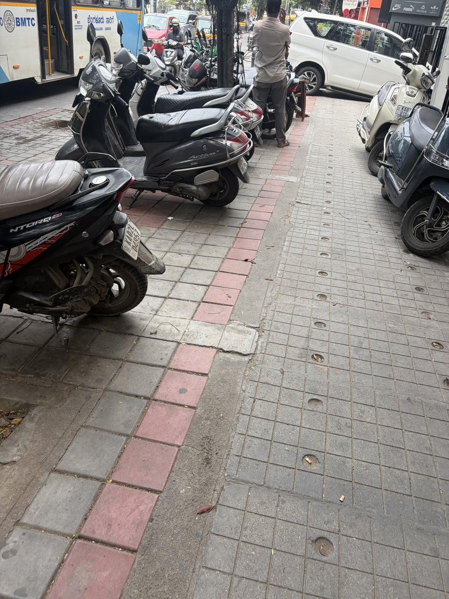 pavankumar_ds's tweet photo. @bbmpcommr @blrcitytraffic sir this is at forum /nexus mall opposite Koramangala towards Christ college most of the times bikes will be parked in footpath and causing  pedestrians the inconvenience to use foothpath can this be checked and verified https://t.co/XPThxF3zEr