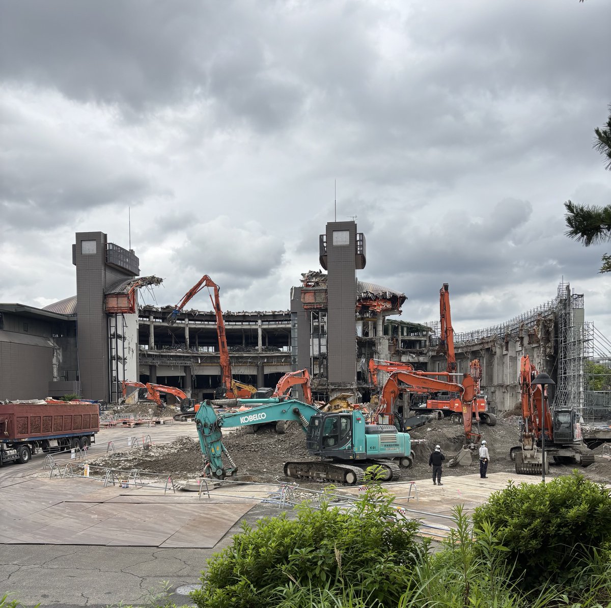 najapan's tweet photo. 今緊急で動画回してるんですが、7/3朝の〈川崎市市民ミュージアム〉解体現場。この円になったところの周りに歴史関係の展示室があったんだよなあ、とか思い出す。菊竹先生にも申し訳ない。 https://t.co/zpfDA9hiBA