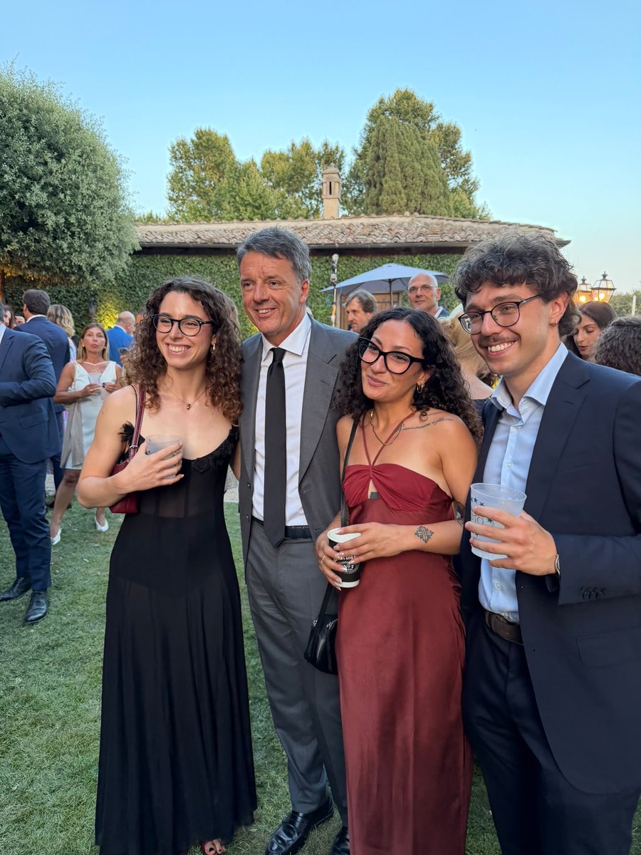 matteorenzi's tweet photo. Ieri all’Ambasciata americana ho incontrato tanti giovani. Per la loro generazione vorrei che gli Stati Uniti rimanessero quello che sono sempre stati per noi: un faro di libertà. Oggi c’è Trump, è vero. Ma i presidenti passano, le Istituzioni restano. Sono stato felice di andare a Villa Taverna insieme a tanti ragazzi per dire che l’America è più grande di Trump. E che il sogno americano appartiene a tutti quelli che credono negli ideali e nel futuro: nessun Presidente di turno può togliercelo. Viva la libertà, viva l’amicizia a schiena dritta tra Stati Uniti e Italia. Altro che cappellini MAGA e ponti immaginari…