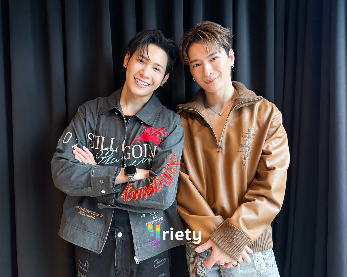 Yriety's tweet photo. พาพี่อาทิตย์กับน้องก้องภพ “คริส - สิงโต” #KristSingto เดินทางข้ามเวลามาเสิร์ฟความน่ารักให้แบบดับเบิ้ลในวันเดินสาย “SOTUS TENIVERSARY CONCERT” ⚙️❤️ คู่เสาตึกยังหวานอยู่มากจริง ๆ 🫣🤏🏻

SOTUS TENIVERSARY PRESS TOUR 

#SOTUS10thYearConcert
#SingtoPrachaya #KristPerawat 
#Yriety https://t.co/OllNVxzYi2