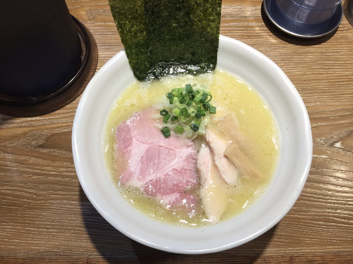 yuka_Rahmen's tweet photo. 蒲田にある やま福さんの
濃厚中華そば しお
レアチャーシュー激うま🤤
スープもよけいな素材の味が生かされてて程よくこってり優しくて超美味しかった🍜 https://t.co/Zl4IubydIB