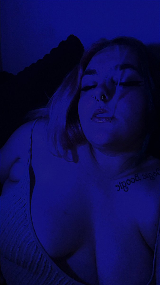 pumpkinqueen210's tweet photo. 🤭🥰 High n happy 🍃🥰

#snowbunny #hotwife #nsfw #intox #intoxkink #weed https://t.co/qjJ3L0vsXn